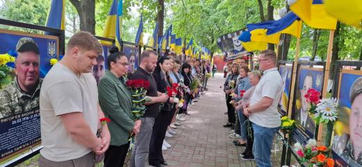 У День Героїв низько вклоняємося перед мужністю та відвагою Героїв, які боронили і нині захищають нашу країну