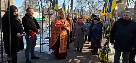 Три роки від початку повномасштабної агресивної війни. В Димерській громаді вшанували пам`ять полеглих Героїв на Алеї Слави
