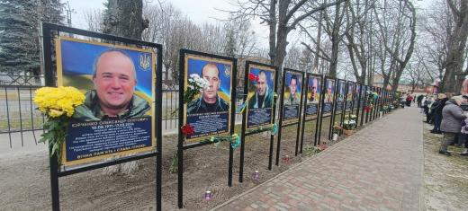 У пам’ять про жителів нашої Громади, сміливих, сильних воїнів, які віддали своє життя за волю українського народу, у центральному парку Димера відкрили Алею слави Героїв